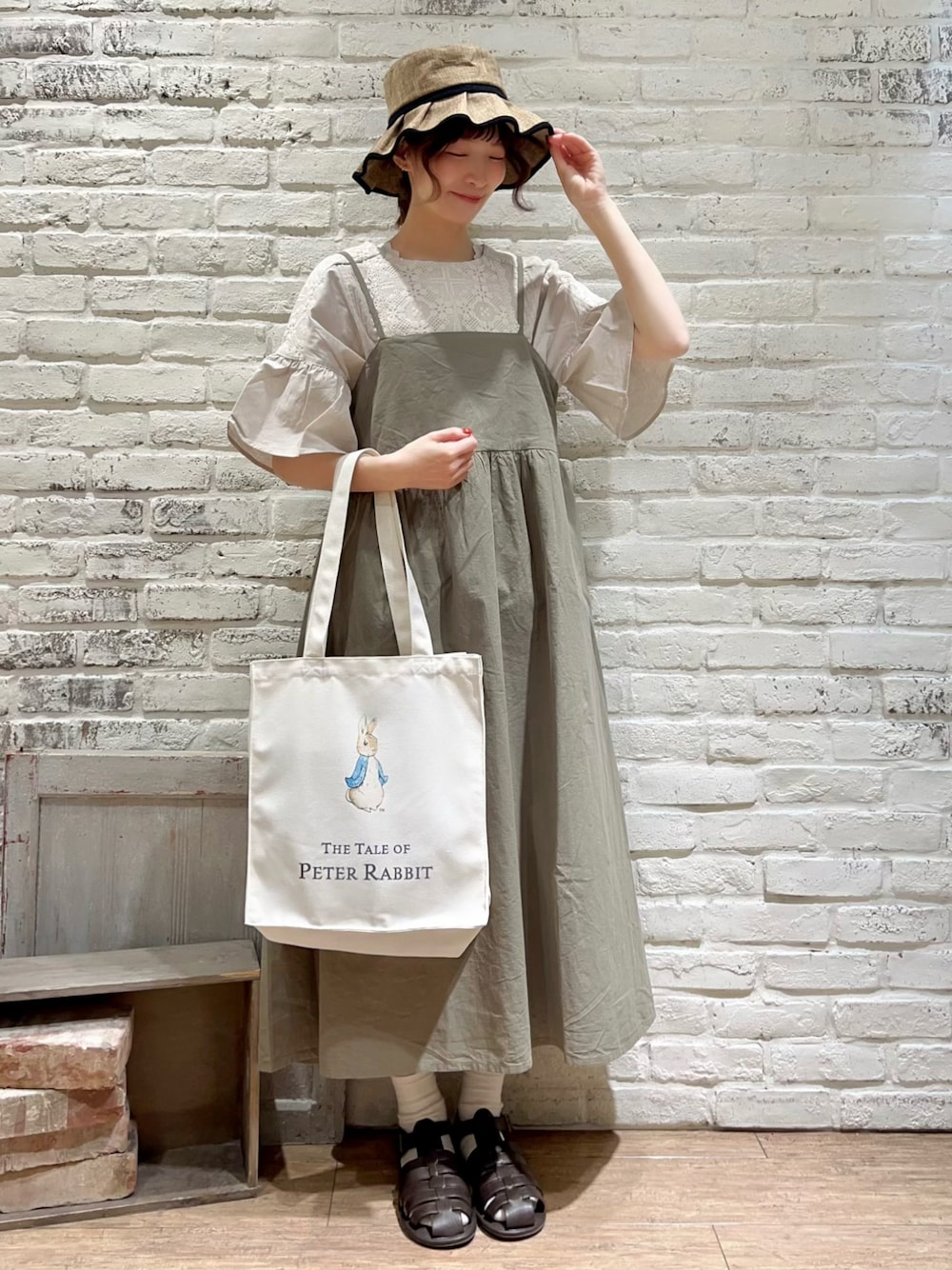 ホワイト系のタンクトップ、ホワイト系のワンピース、ベージュ系のハンドバッグを着用したレディースの夏コーディネートの1枚目の写真