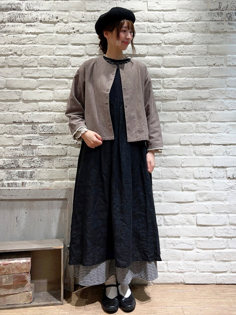 ベージュ系のシャツ/ブラウス、ブラウン系のノーカラージャケット、ブラック系のワンピースを着用したレディースの秋コーディネートの1枚目の写真