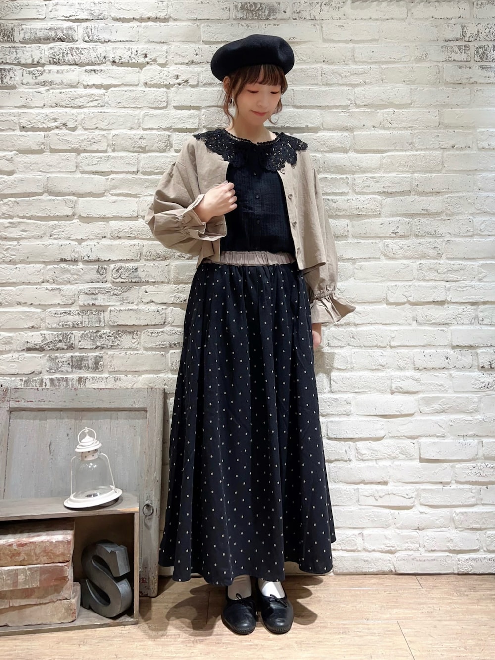 ブラック系のシャツ/ブラウス、ベージュ系のノーカラージャケット、ブラック系のスカートを着用したレディースの冬コーディネートの1枚目の写真