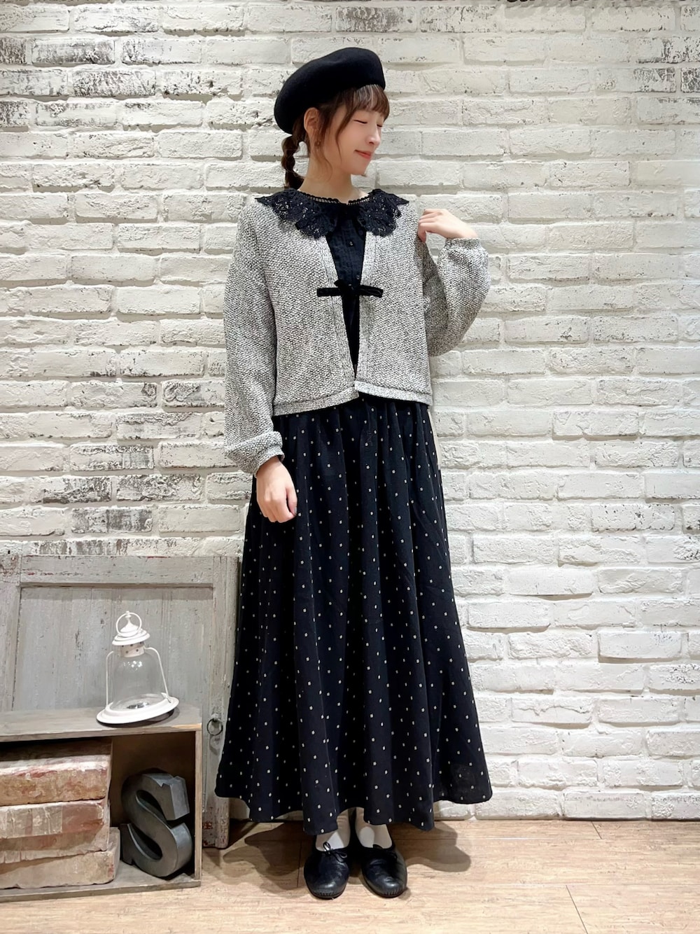 ブラック系のシャツ/ブラウス、ブラック系のノーカラージャケット、ブラック系のスカートを着用したレディースの冬コーディネートの1枚目の写真