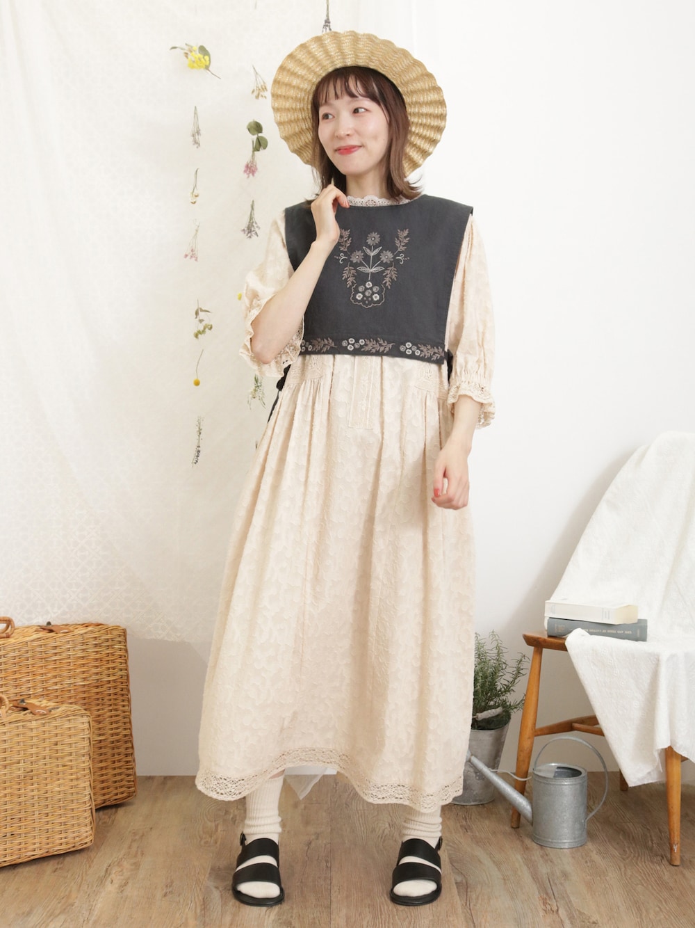 「サマンサ モスモス(Samansa Mos2)、Samansa Mos2、SM2、夏コーデ、ゆるコーデ、ワンピース、レースワンピース、レース、ベスト、刺繍、ショート丈トップス、カンカン帽、サンダル、サンダルに靴下」｜「Samansa Mos2の【UVカット/消臭効果】なみなみカンカン帽（ハット、ブラック系）」を使った、いっしき🐻さん（レディース・164cm）の春コーディネートの1枚目の写真