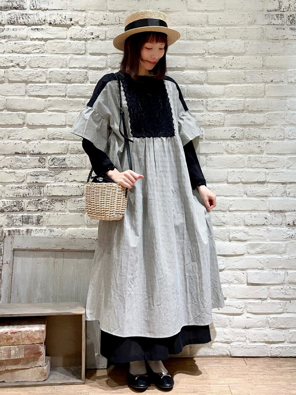 ブラック系のTシャツ/カットソー、ブラック系のハンドバッグ、ブラック系のワンピースを着用したレディースの春コーディネートの1枚目の写真