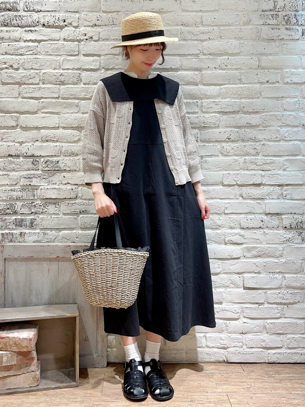 ホワイト系のシャツ/ブラウス、ベージュ系のカーディガン/ボレロ、ブラック系のワンピースを着用したレディースの夏コーディネートの1枚目の写真