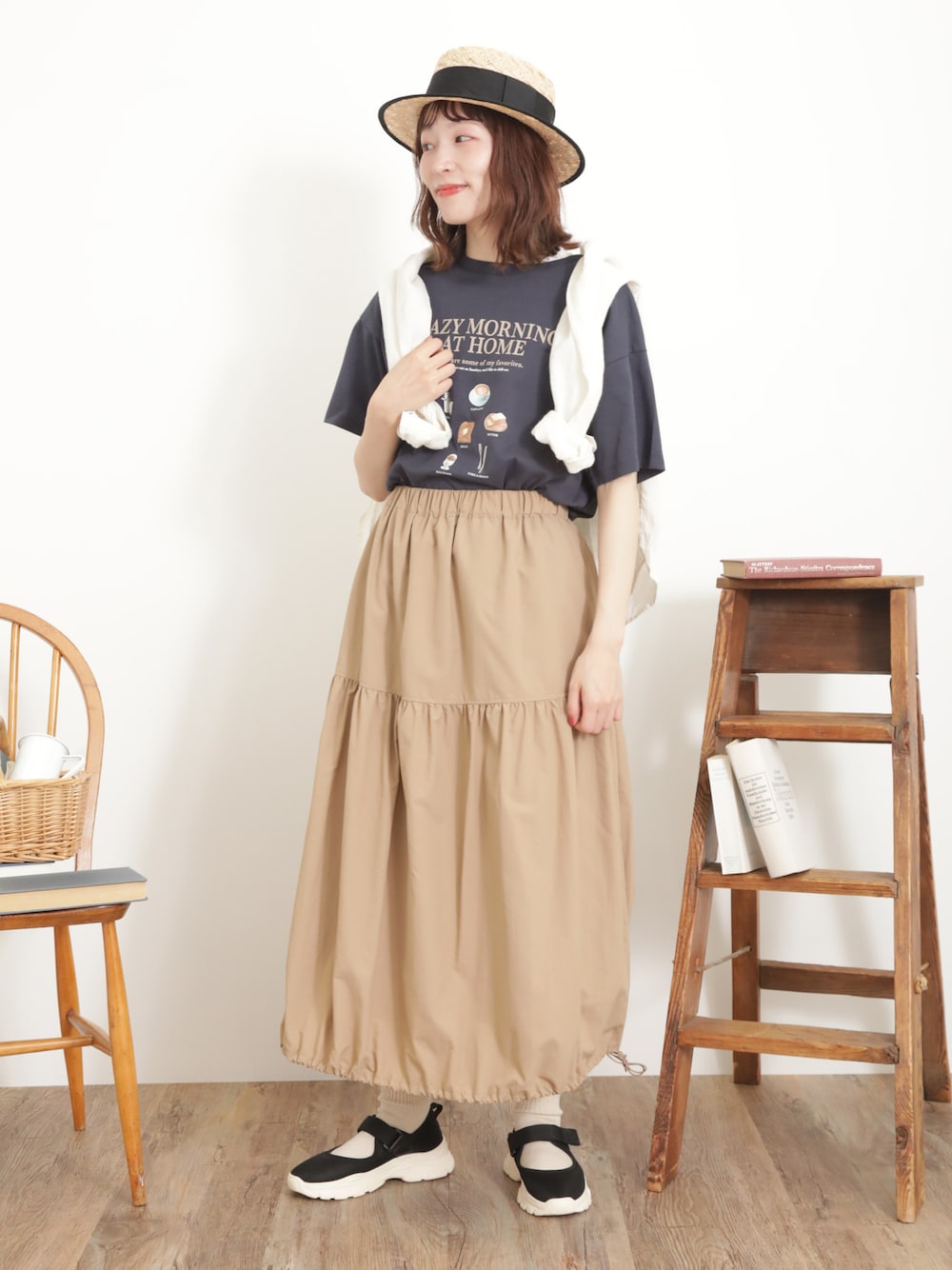 「サマンサ モスモス(Samansa Mos2)、Samansa Mos2、SM2、夏コーデ、ゆるコーデ、リネン、リネンシャツ、肩掛け、ロゴT、Tシャツ、バルーンスカート、ティアードスカート、カンカン帽、スニーカー」｜「Samansa Mos2のラフィア太リボンカンカン帽（ハット、ブラック系）」を使った、いっしき🐻さん（レディース・164cm）の春コーディネートの1枚目の写真