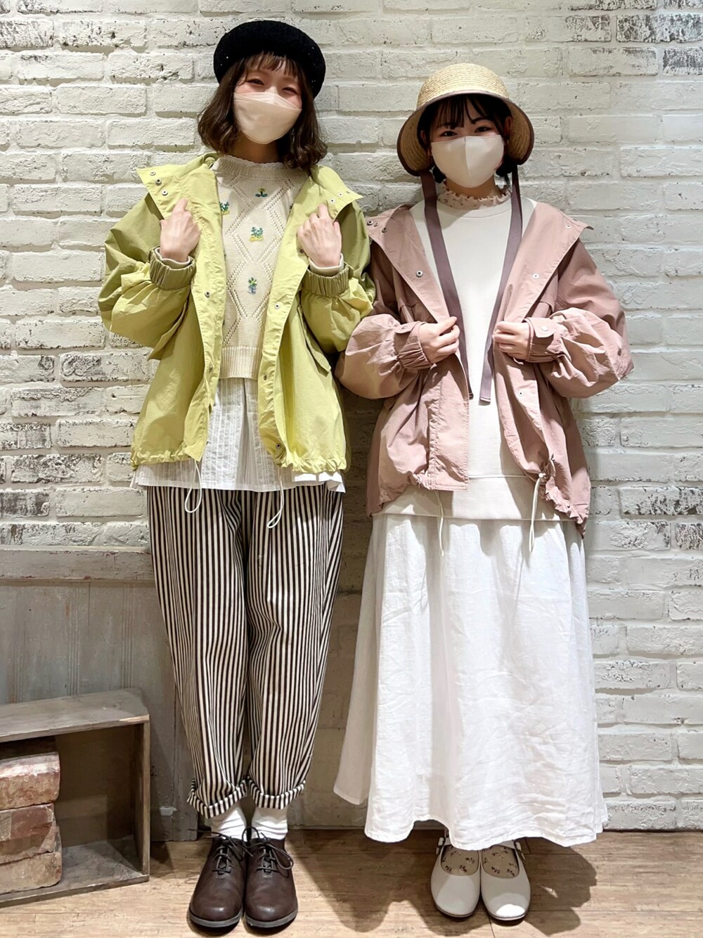 ピンク系のTシャツ/カットソー、ピンク系のブルゾン、ホワイト系のTシャツ/カットソーを着用したレディースの春コーディネートの1枚目の写真