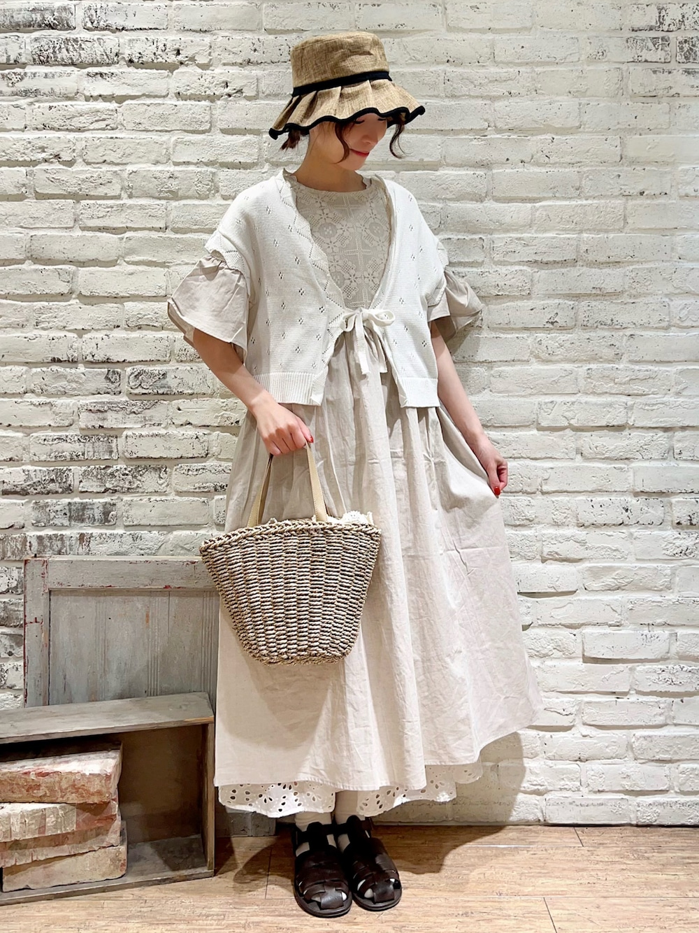 ホワイト系のタンクトップ、ホワイト系のベスト、ホワイト系のワンピースを着用したレディースの夏コーディネートの1枚目の写真