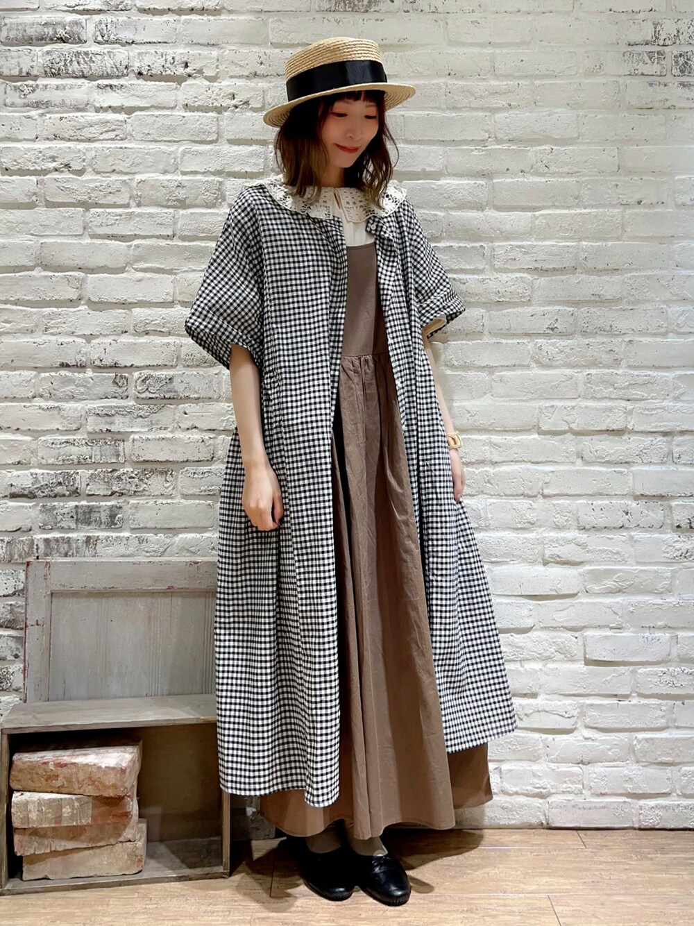 ホワイト系のTシャツ/カットソー、ホワイト系のワンピース、ブラウン系のワンピースを着用したレディースの夏コーディネートの1枚目の写真