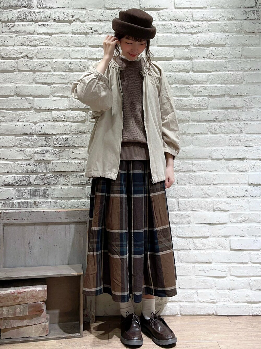 ホワイト系のシャツ/ブラウス、ベージュ系のブルゾン、ブラウン系のベストを着用したレディースの秋コーディネートの1枚目の写真