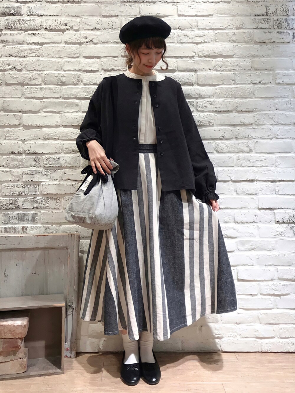 「ブルゾン、フレアスカート、ベレー帽、秋のコーデ、ナチュラル、ハイネック、ストライプ、モノトーン、SM2、チュニック、バレエシューズ、ゆるコーデ、サマンサ モスモス(Samansa Mos2)、巾着、秋コーデ」｜「Samansa Mos2のウールバスクベレー（ハンチング/ベレー帽、ブラック系）」を使った、いっしき🐻さん（レディース・163cm）の秋コーディネートの1枚目の写真