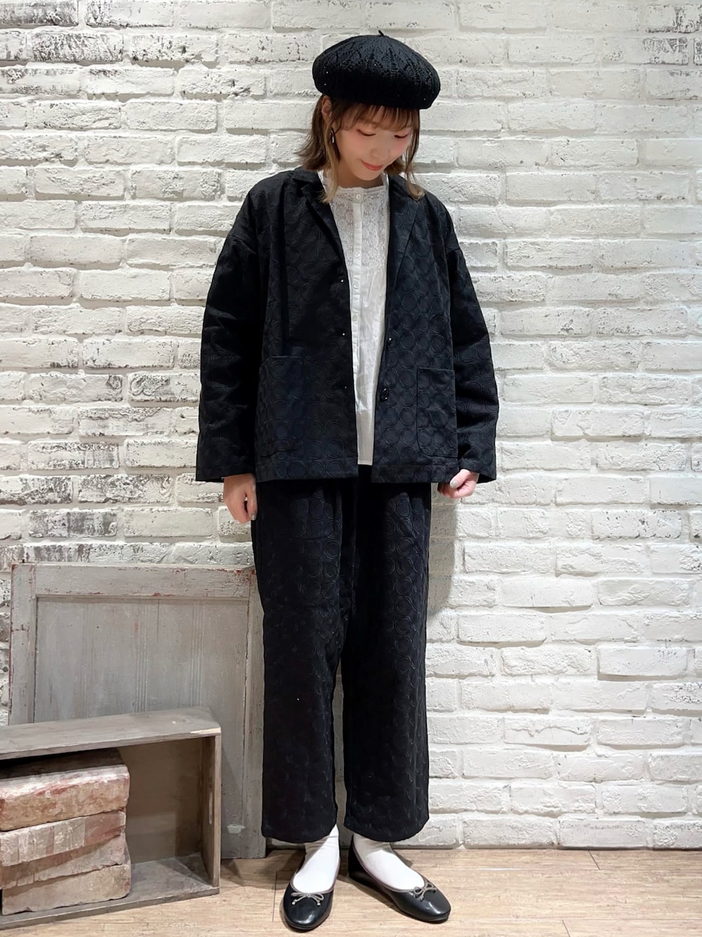 「サマンサ モスモス(Samansa Mos2)、Samansa Mos2、SM2、TSUHARU by Samansa Mos2、春コーデ、ゆるコーデ、セットアップ、モノトーン、オケージョン、テーラードジャケット、テーパードパンツ、リネン、刺繍、ベレー帽、バレエシューズ」｜「Samansa Mos2の透かし編みベレー帽（ハット、ブラック系）」を使った、いっしき🐻さん（レディース・163cm）の冬コーディネートの1枚目の写真
