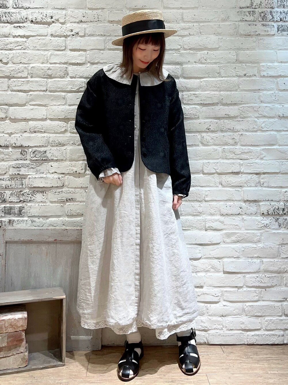 「サマンサ モスモス(Samansa Mos2)、Samansa Mos2、SM2、TSUHARU by Samansa Mos2、春コーデ、ゆるコーデ、モノトーン、リネン、ワンピース、ノーカラージャケット、ジャケット、いまどきジャケット写真、花柄、カンカン帽、サンダル」｜「TSUHARU by Samansa Mos2の花柄ジャカード織りジャケット（ノーカラージャケット、ブラック系）」を使った、いっしき🐻さん（レディース・163cm）の春コーディネートの1枚目の写真