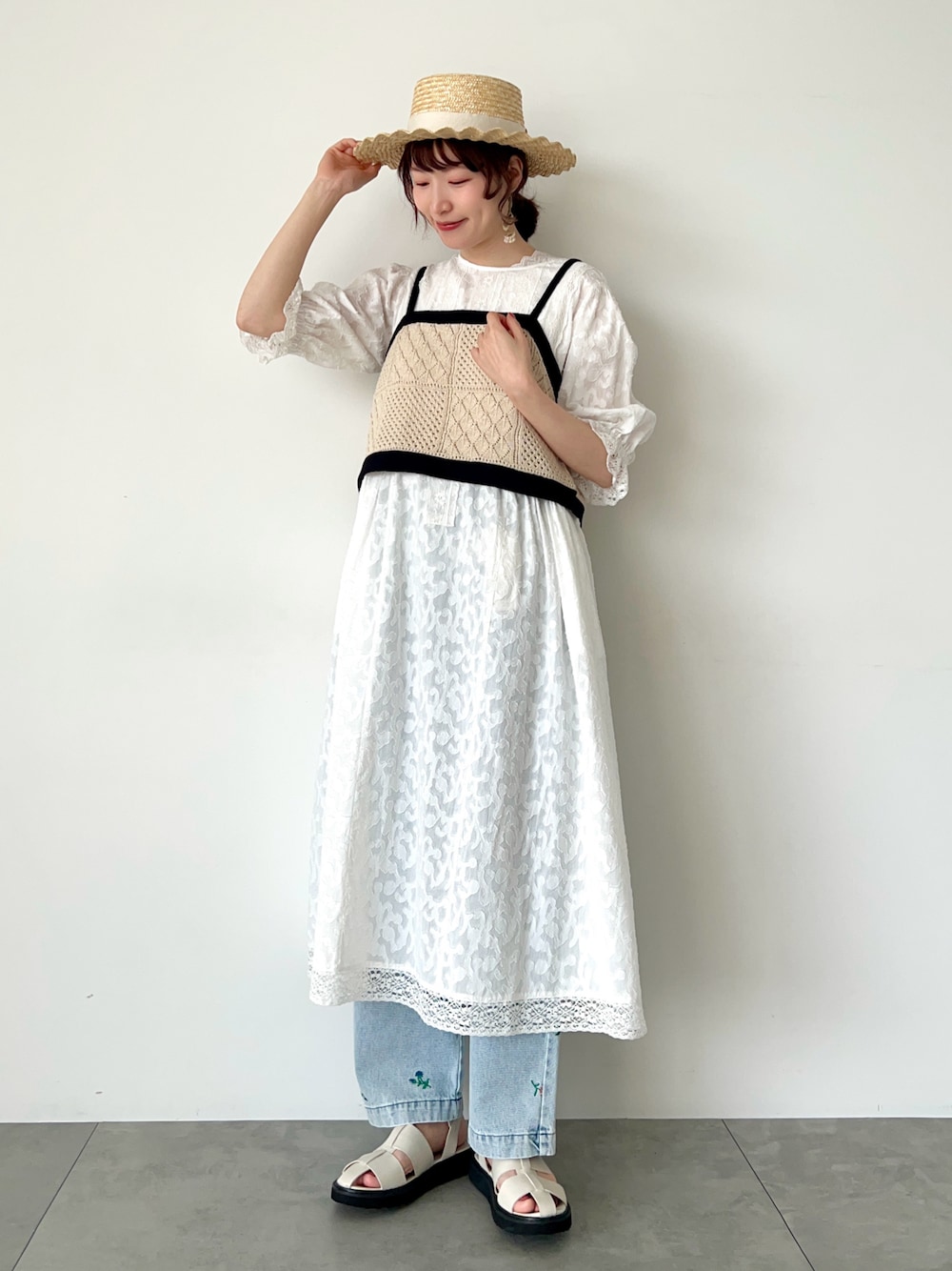 「サマンサ モスモス(Samansa Mos2)、Samansa Mos2、SM2、夏コーデ、ゆるコーデ、レイヤードスタイル、ビスチェ、ビスチェ×デニム、ベスト、ショート丈トップス、ワンピース、レースワンピース、デニム、刺繍、ワイドデニム」｜「Samansa Mos2の【UVカット/消臭効果】なみなみカンカン帽（ハット、ホワイト系）」を使った、いっしき🐻さん（レディース・164cm）の春コーディネートの1枚目の写真