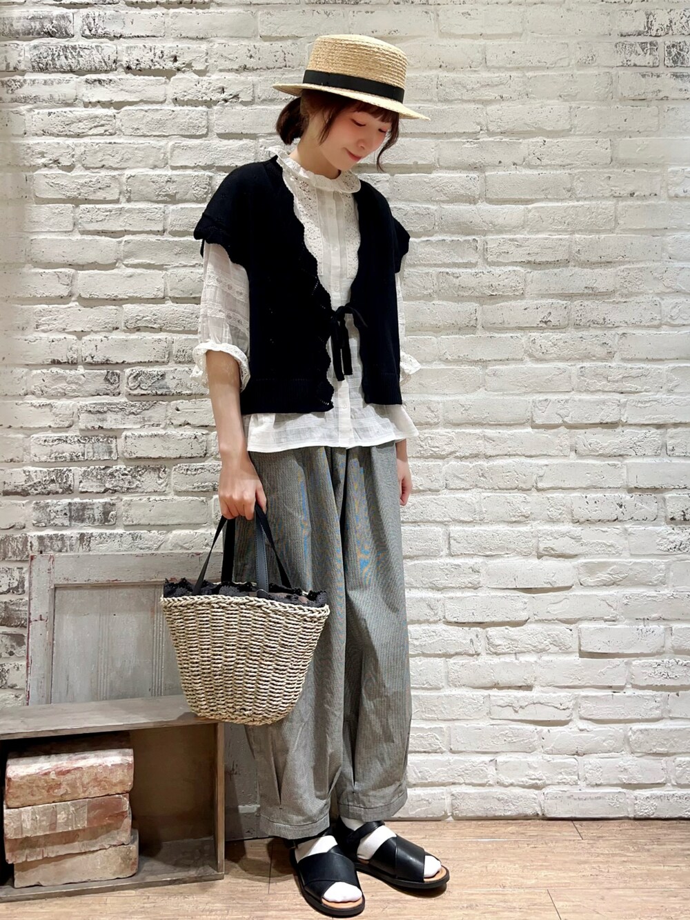 ホワイト系のシャツ/ブラウス、ブラック系のベスト、ブラック系のハンドバッグを着用したレディースの夏コーディネートの1枚目の写真