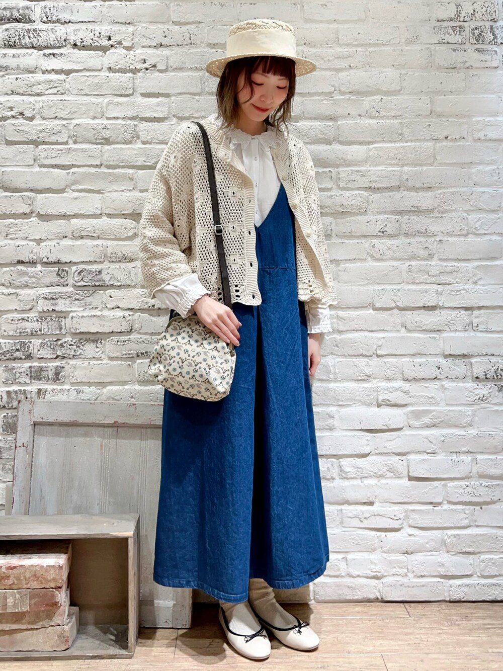 ホワイト系のシャツ/ブラウス、ホワイト系のカーディガン/ボレロ、ホワイト系のハンドバッグを着用したレディースの春コーディネートの1枚目の写真