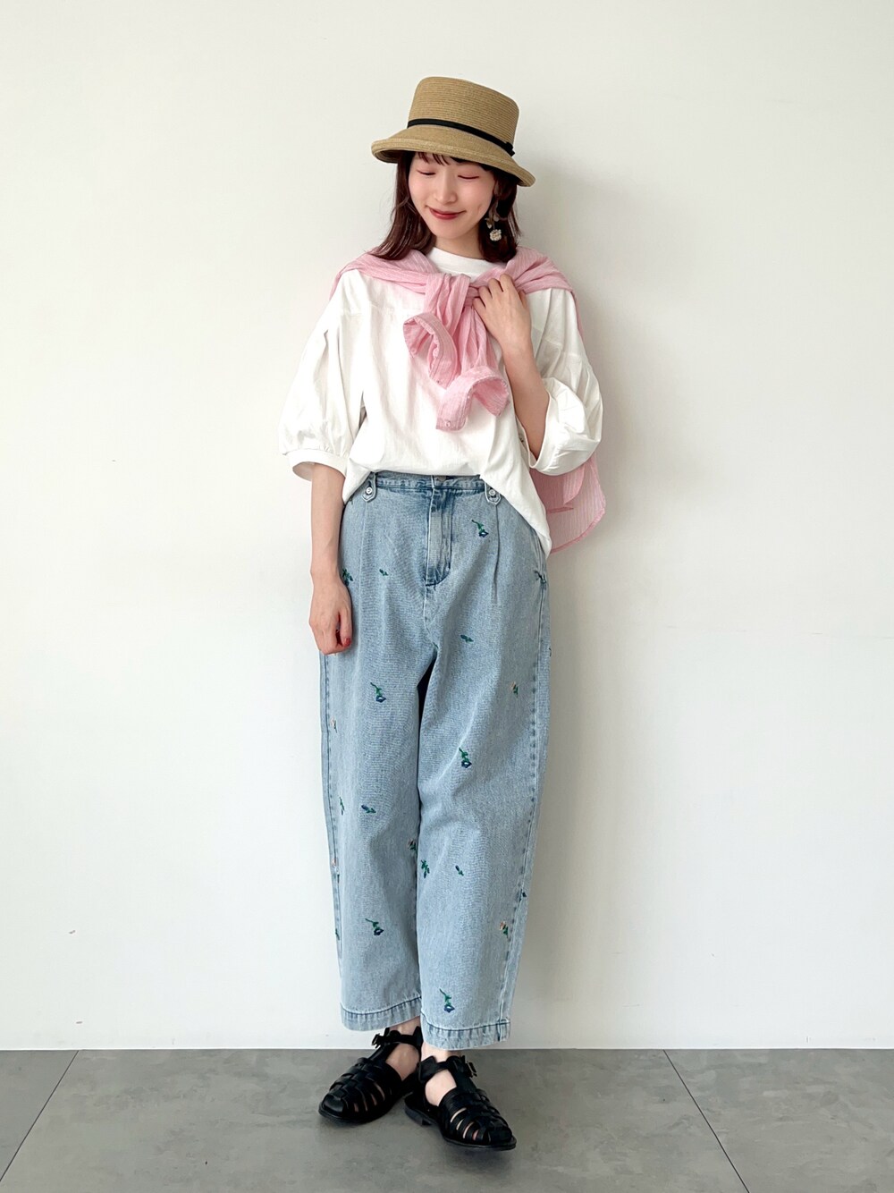 「サマンサ モスモス(Samansa Mos2)、Samansa Mos2、SM2、夏コーデ、ゆるコーデ、シンプルコーデ、カジュアルコーデ、Tシャツ、ボリューム袖、ストライプシャツ、肩掛け、デニム、デニムパンツ、刺繍デニム、刺繍」｜「Samansa Mos2のステッチボリュームTシャツ（Tシャツ/カットソー、ホワイト系）」を使った、いっしき🐻さん（レディース・164cm）の春コーディネートの1枚目の写真