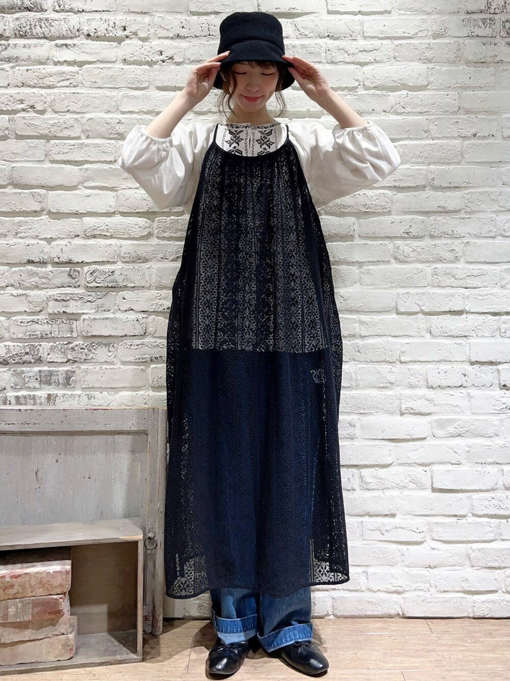 「サマンサ モスモス(Samansa Mos2)、Samansa Mos2、SM2、秋のコーデ、ゆるコーデ、レイヤードスタイル、キャミワンピ、ワンピース、レース、デニム、ワイドパンツ、バケットハット、バレエシューズ、秋服準備はじめました」｜「Samansa Mos2のウールソフトハット（ハット、ブラック系）」を使った、いっしき🐻さん（レディース・163cm）の夏コーディネートの1枚目の写真