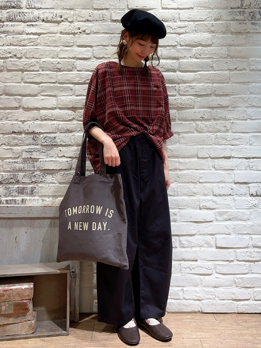 ホワイト系のTシャツ/カットソー、レッド系のシャツ/ブラウス、グレー系のハンドバッグを着用したレディースの夏コーディネートの1枚目の写真