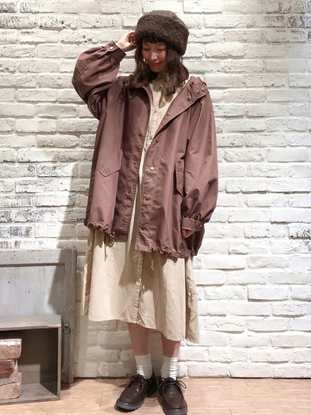 「ビッグシルエット、コーデュロイ、マウンテンパーカー、カジュアル、ワントーンコーデ、ベージュ、ボア、秋のコーデ、SM2、オーバーサイズ、ブラウン、シャツワンピ、ゆるコーデ、サマンサ モスモス(Samansa Mos2)、秋服準備はじめました」｜「Samansa Mos2の配色メローリブカットソー（Tシャツ/カットソー、ホワイト系）」を使った、いっしき🐻さん（レディース・163cm）の秋コーディネートの1枚目の写真