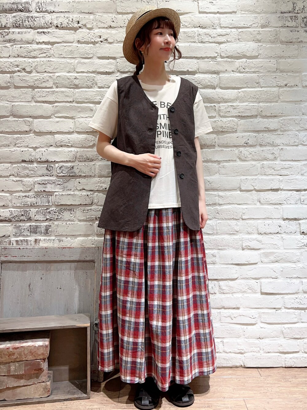 「サマンサ モスモス(Samansa Mos2)、SM2、夏コーデ、ゆるコーデ、シンプルコーデ、カジュアルコーデ、トレンド、ベスト、ロゴT、Tシャツ、チェック、スカート、カンカン帽、サンダル、ごきげんウィーク」｜「Samansa Mos2のチェックロングスカート（スカート、レッド系）」を使った、いっしき🐻さん（レディース・163cm）の春コーディネートの1枚目の写真