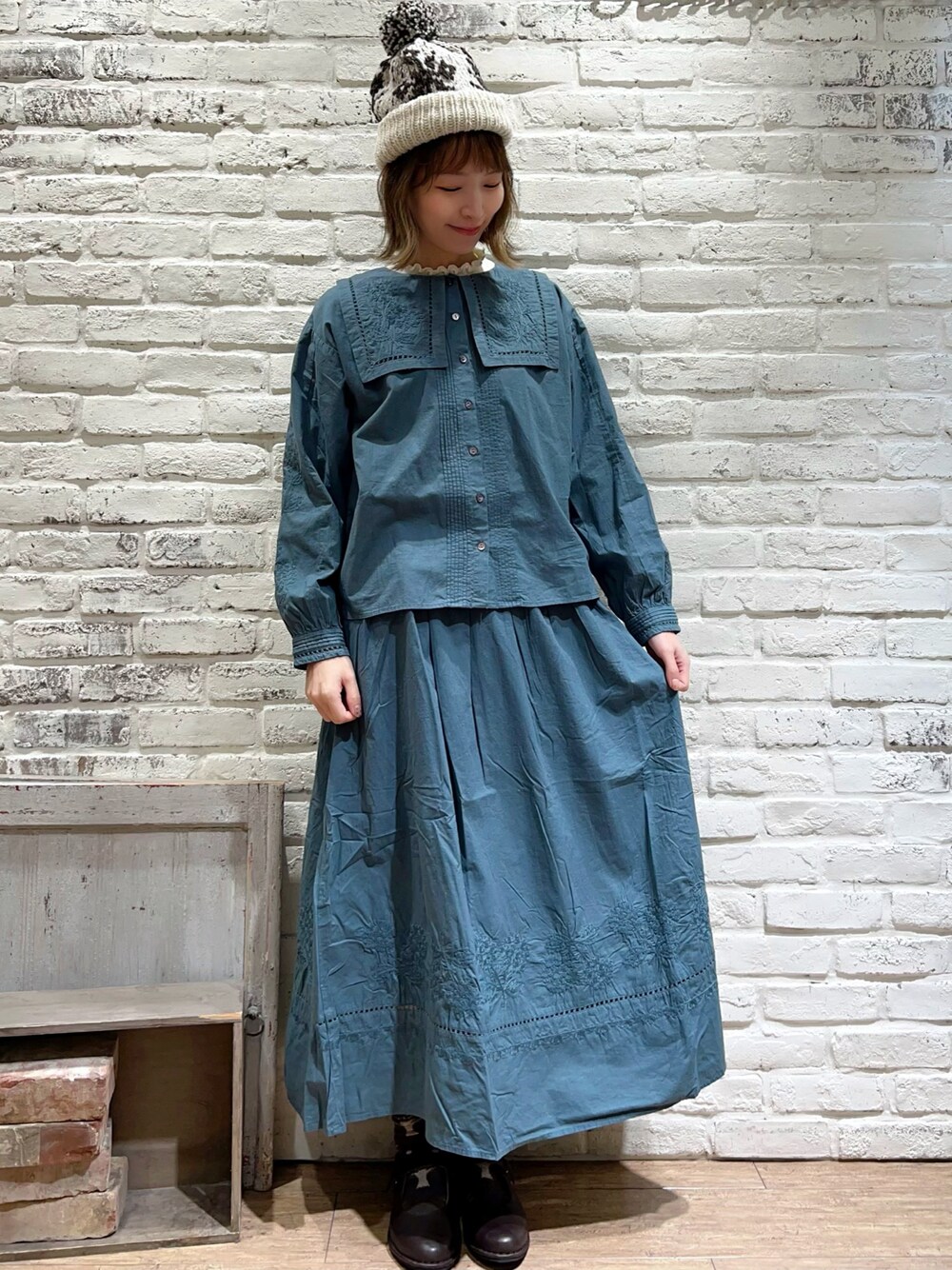 ホワイト系のTシャツ/カットソー、グリーン系のシャツ/ブラウス、グリーン系のスカートを着用したレディースの秋コーディネートの1枚目の写真