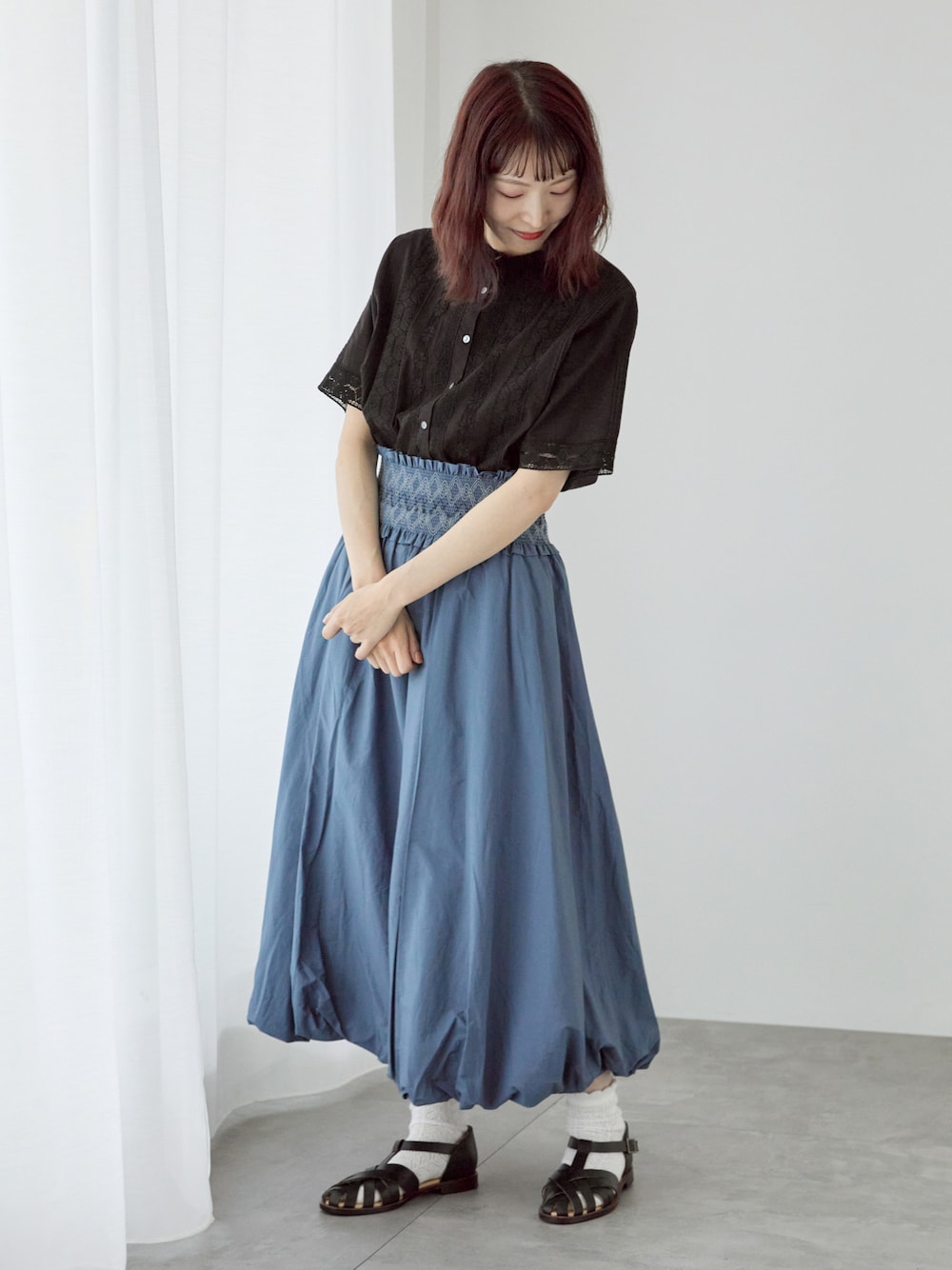 「サマンサ モスモス(Samansa Mos2)、Samansa Mos2、SM2、TSUHARU by Samansa Mos2、夏コーデ、ゆるコーデ、レース、バルーンスカート、刺繍、サンダル、サンダルに靴下、メッシュサンダル、ブルー」｜「TSUHARU by Samansa Mos2のリバーレーススタンド襟ブラウス（シャツ/ブラウス、ブラック系）」を使った、いっしき🐻さん（レディース・164cm）の春コーディネートの1枚目の写真