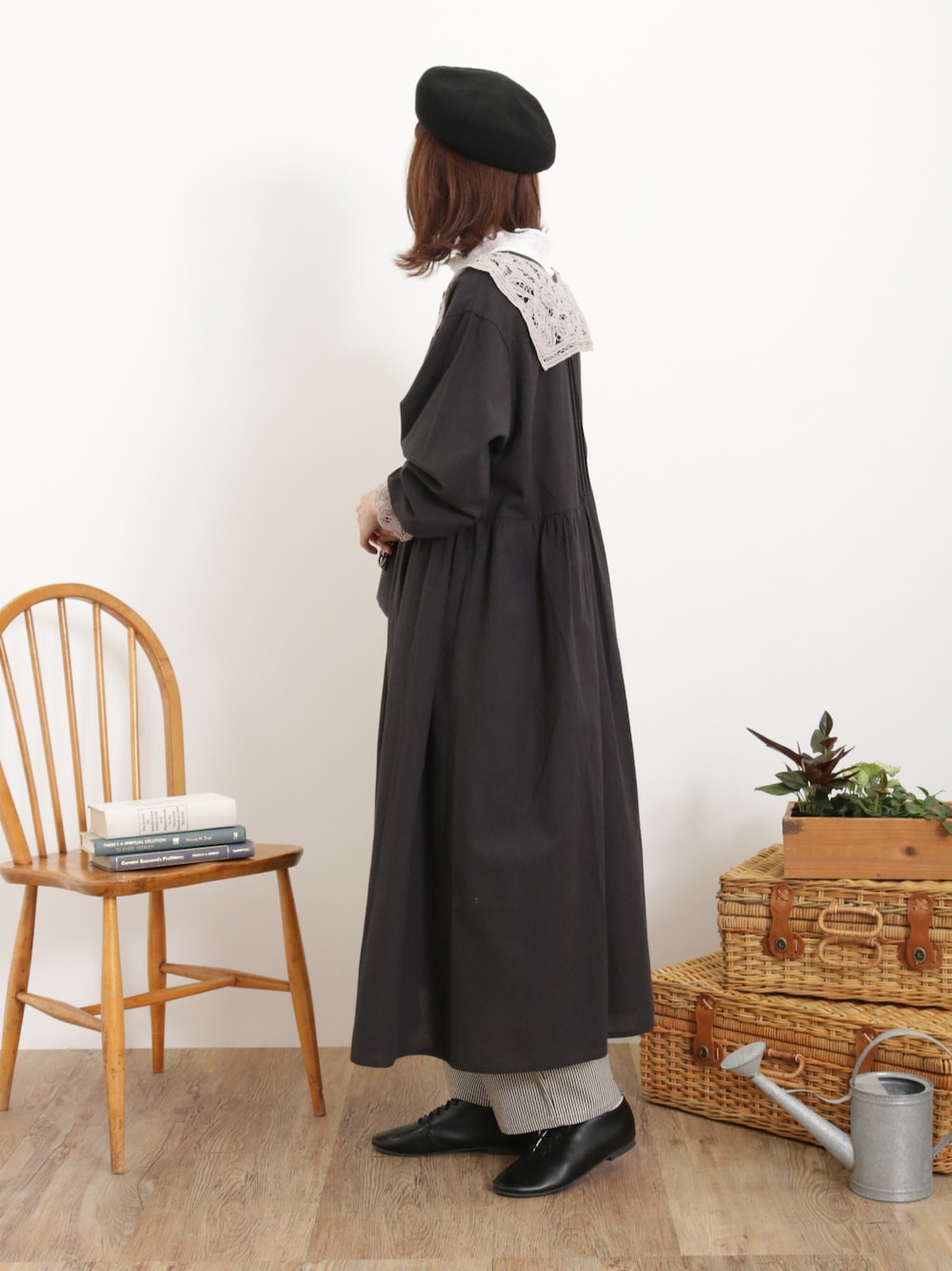 「サマンサ モスモス(Samansa Mos2)、Samansa Mos2、SM2、春コーデ、ゆるコーデ、モノトーンコーデ、セーラーカラー、レース、ボリューム袖、ワンピース、ストライプ、ストライプパンツ、ベレー帽、レースアップシューズ」｜「Samansa Mos2のリネン混ベレー帽（ハット、ブラック系）」を使った、いっしき🐻さん（レディース・164cm）の春コーディネートの1枚目の写真