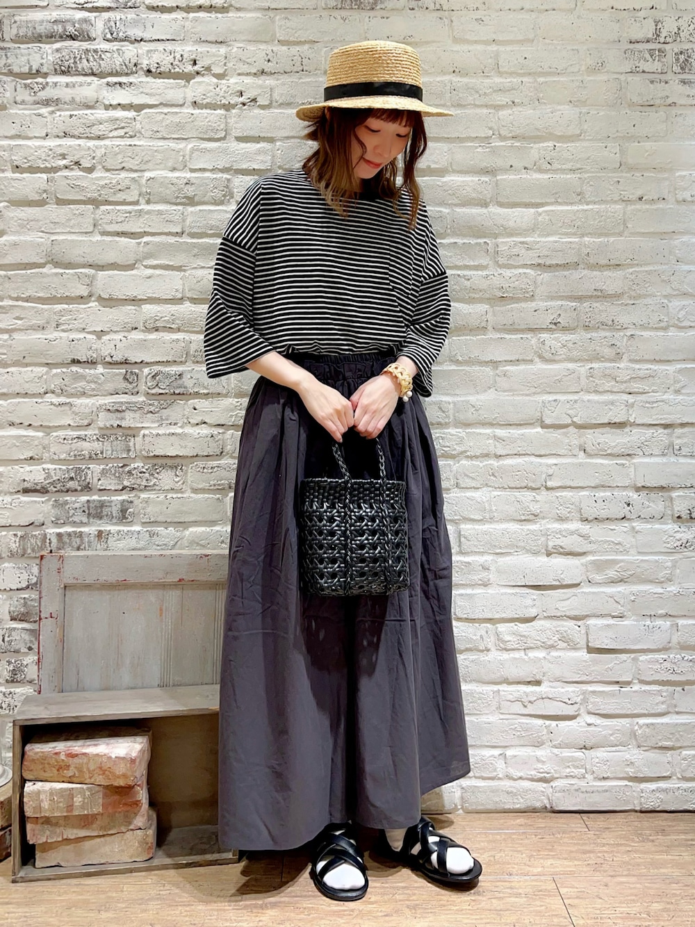 グレー系のTシャツ/カットソー、グレー系のハンドバッグ、グレー系のその他パンツを着用したレディースの秋コーディネートの1枚目の写真