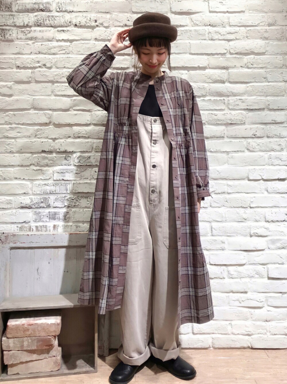 「チェック、ワンピース、ビッグシルエット、カジュアル、サロペット、オーバーオール、秋のコーデ、ナチュラル、SM2、シャツワンピ、ゆるコーデ、サマンサ モスモス(Samansa Mos2)、オトナカジュアル、秋コーデ、トーク帽」｜「kaorinomoriの【カオリノモリ】モーリエトーク（ハット、ブラウン系）」を使った、いっしき🐻さん（レディース・163cm）の秋コーディネートの1枚目の写真