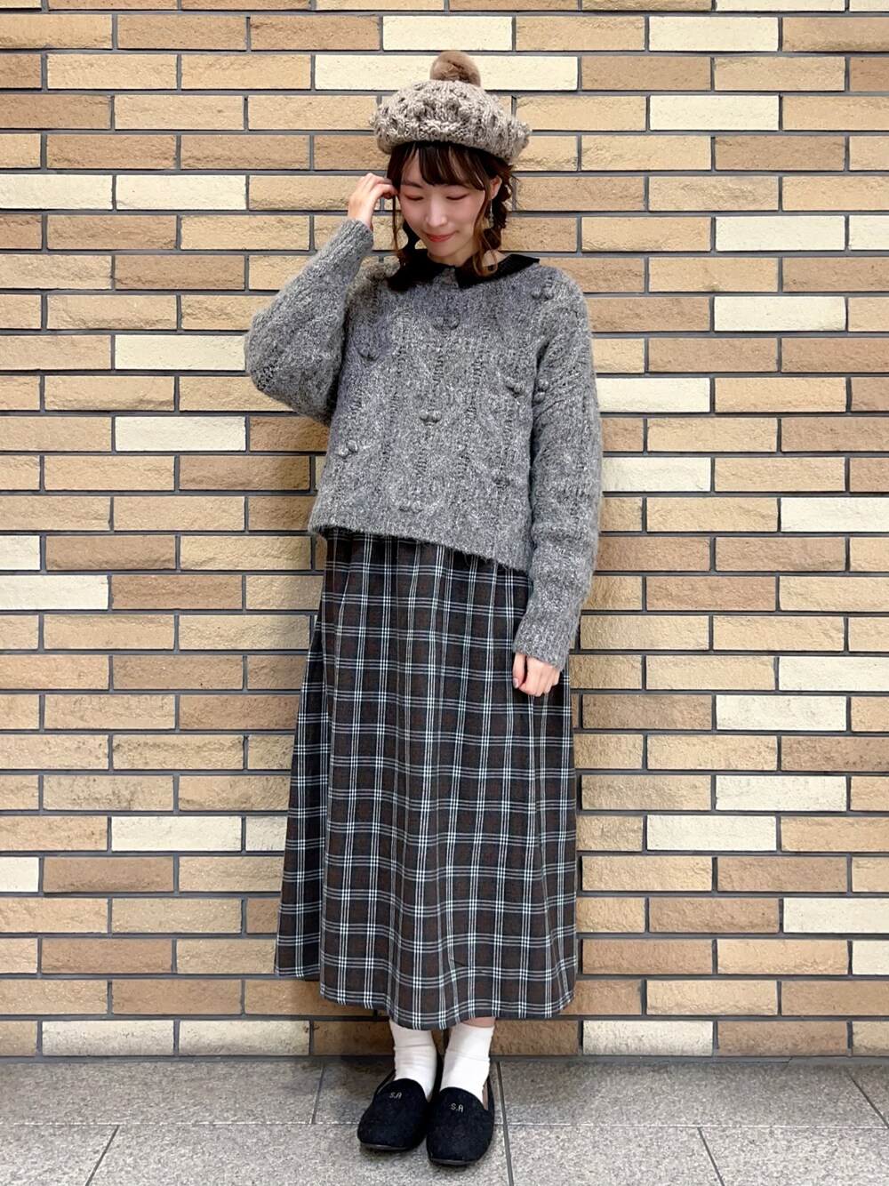 「サマンサ モスモス(Samansa Mos2)、SM2、冬コーデ、ゆるコーデ、レイヤードスタイル、モノトーン、オトナ女子、ケーブルニット、ワンピース、ジャンパースカート、チェックスカート、チェック、チェック柄に恋してる、ベレー帽、ニット帽」｜「Samansa Mos2のぽんぽん付ニットベレー（ハンチング/ベレー帽、ブラウン系）」を使った、いっしき🐻さん（レディース・163cm）の冬コーディネートの1枚目の写真