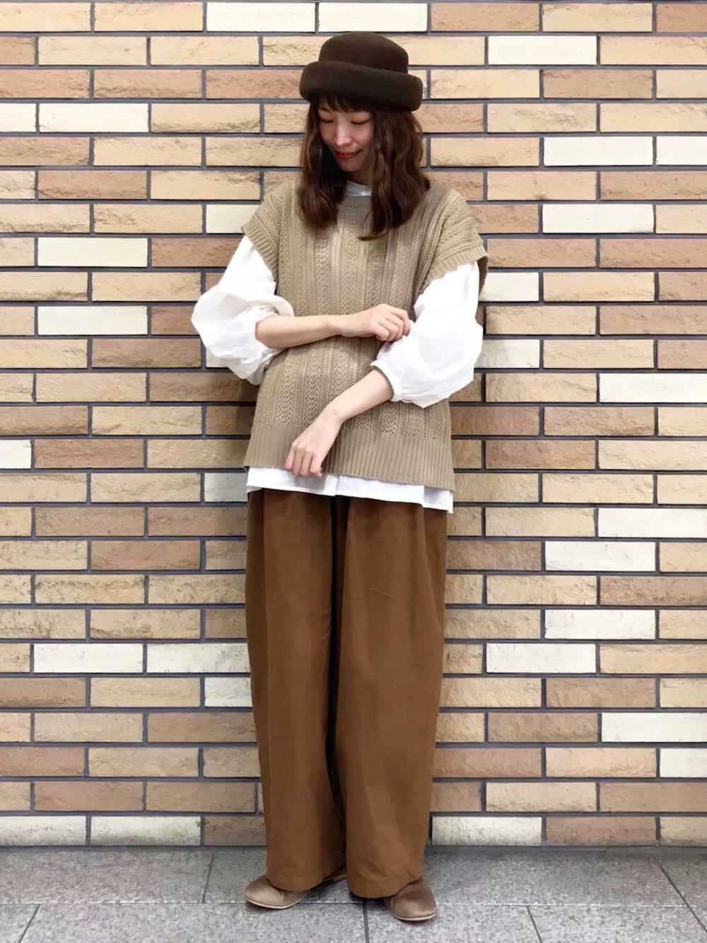 「カジュアル、ベージュ、秋のコーデ、ベスト、SM2、ワイドパンツ、ブラウン、バルーンパンツ、ゆるコーデ、サマンサ モスモス(Samansa Mos2)、秋コーデ、トーク帽、ボリューム袖、だから秋服が好き」｜「kaorinomoriの【カオリノモリ】モーリエトーク（ハット、ブラウン系）」を使った、いっしき🐻さん（レディース・163cm）の秋コーディネートの1枚目の写真