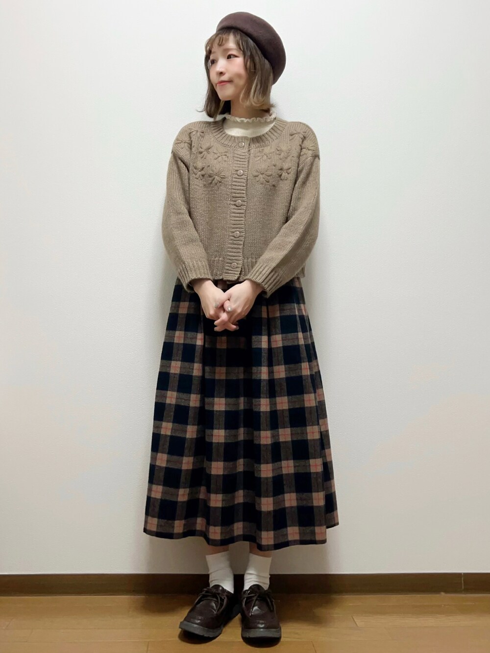 「サマンサ モスモス(Samansa Mos2)、Samansa Mos2、SM2、冬コーデ、ゆるコーデ、ブラウンコーデ、ベージュコーデ、休日スタイル、カーディガン、ショート丈トップス、リブニット、チェック、チェックスカート、チェック柄に恋してる、ベレー帽」｜「Samansa Mos2の花刺繍入りクルーカーディガン（カーディガン/ボレロ、ブラウン系）」を使った、いっしき🐻さん（レディース・163cm）の冬コーディネートの1枚目の写真