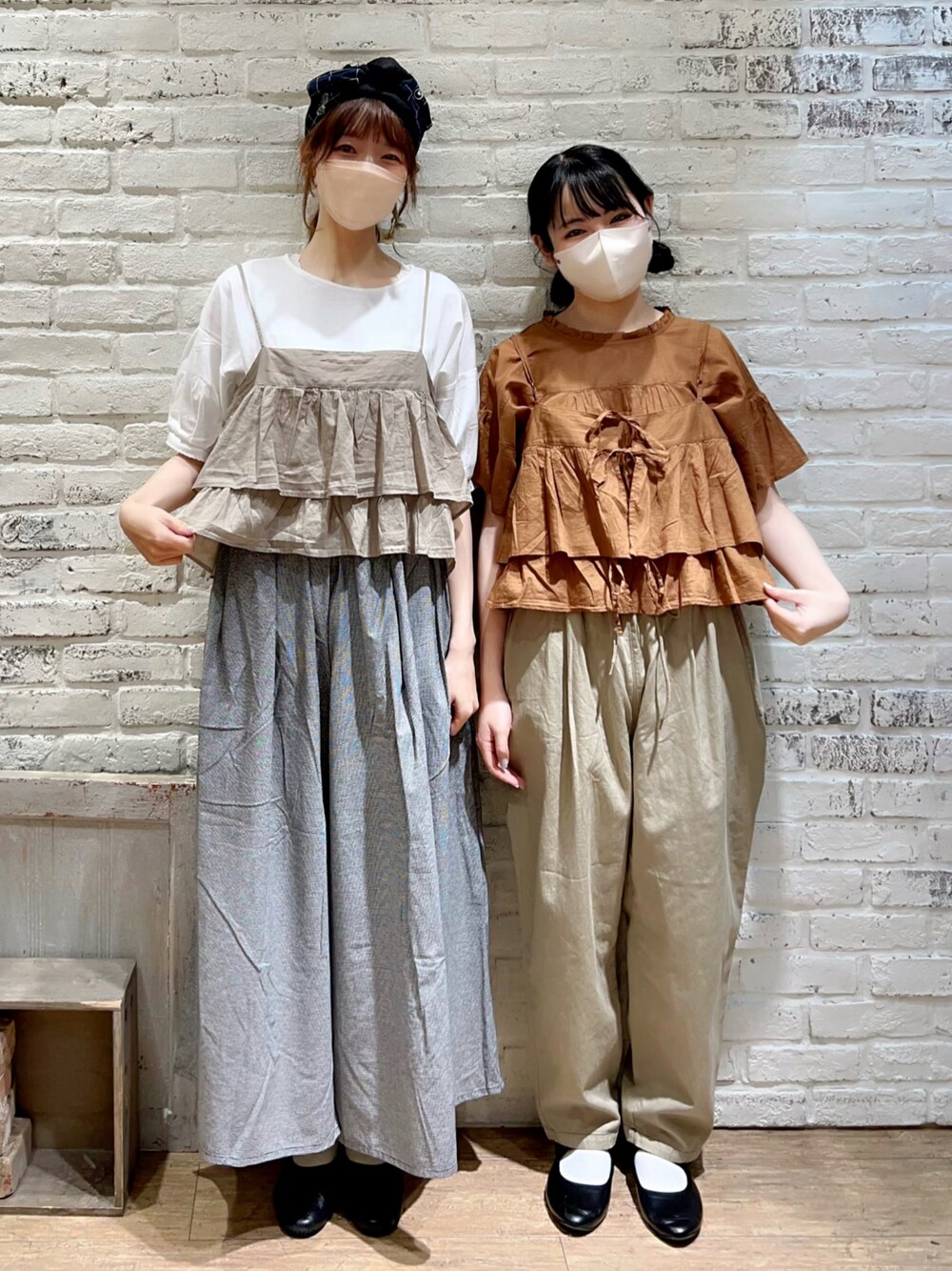 イエロー系のシャツ/ブラウス、ベージュ系のその他パンツ、ホワイト系のTシャツ/カットソーを着用したレディースの秋コーディネートの1枚目の写真