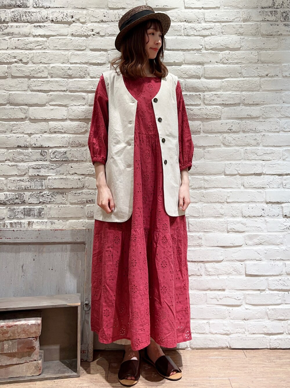 ホワイト系のTシャツ/カットソー、ホワイト系のベスト、ピンク系のワンピースを着用したレディースの春コーディネートの1枚目の写真