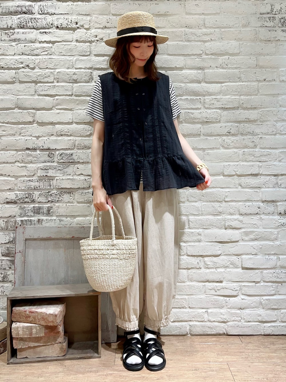 ホワイト系のTシャツ/カットソー、ブラック系のシャツ/ブラウス、ホワイト系のハンドバッグを着用したレディースの夏コーディネートの1枚目の写真