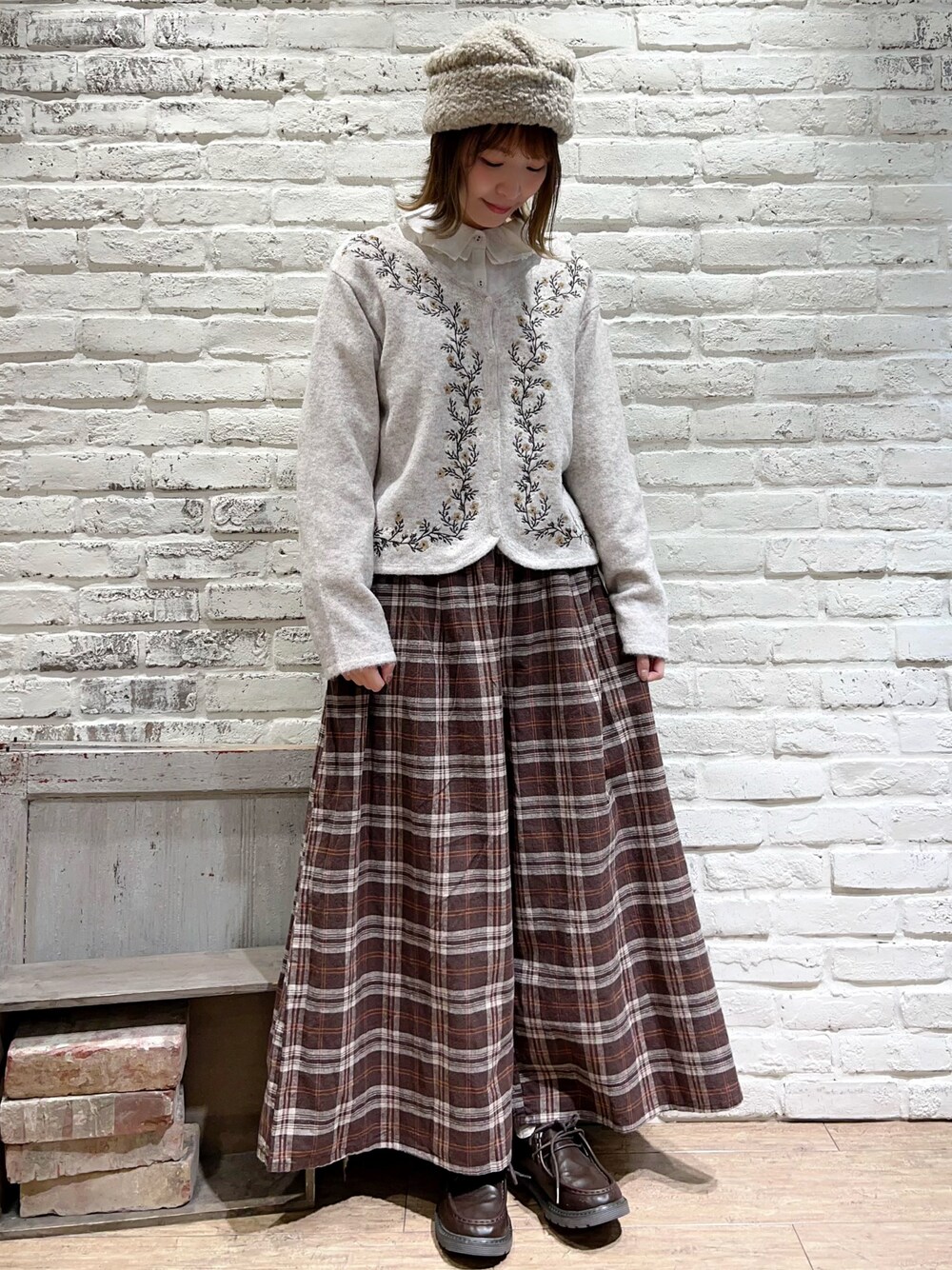 「サマンサ モスモス(Samansa Mos2)、Samansa Mos2、SM2、秋コーデ、秋のコーデ、ゆるコーデ、カーディガン、刺繍、ワイドパンツ、チェックパンツ、ボア、レースアップシューズ」｜「Samansa Mos2のフリルカラーブラウス（シャツ/ブラウス、ホワイト系）」を使った、いっしき🐻さん（レディース・163cm）の秋コーディネートの1枚目の写真