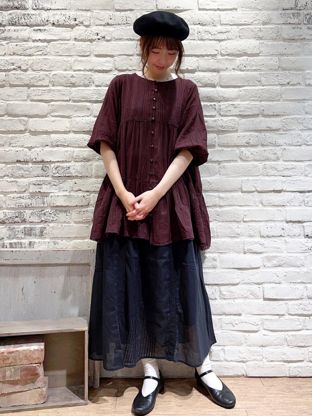 ホワイト系のTシャツ/カットソー、ブラウン系のシャツ/ブラウス、ブラック系のスカートを着用したレディースの夏コーディネートの1枚目の写真