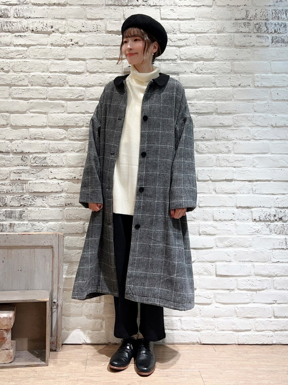 ホワイト系のニット/セーター、ブラック系のその他アウター、ブラック系のその他パンツを着用したレディースの秋コーディネートの1枚目の写真