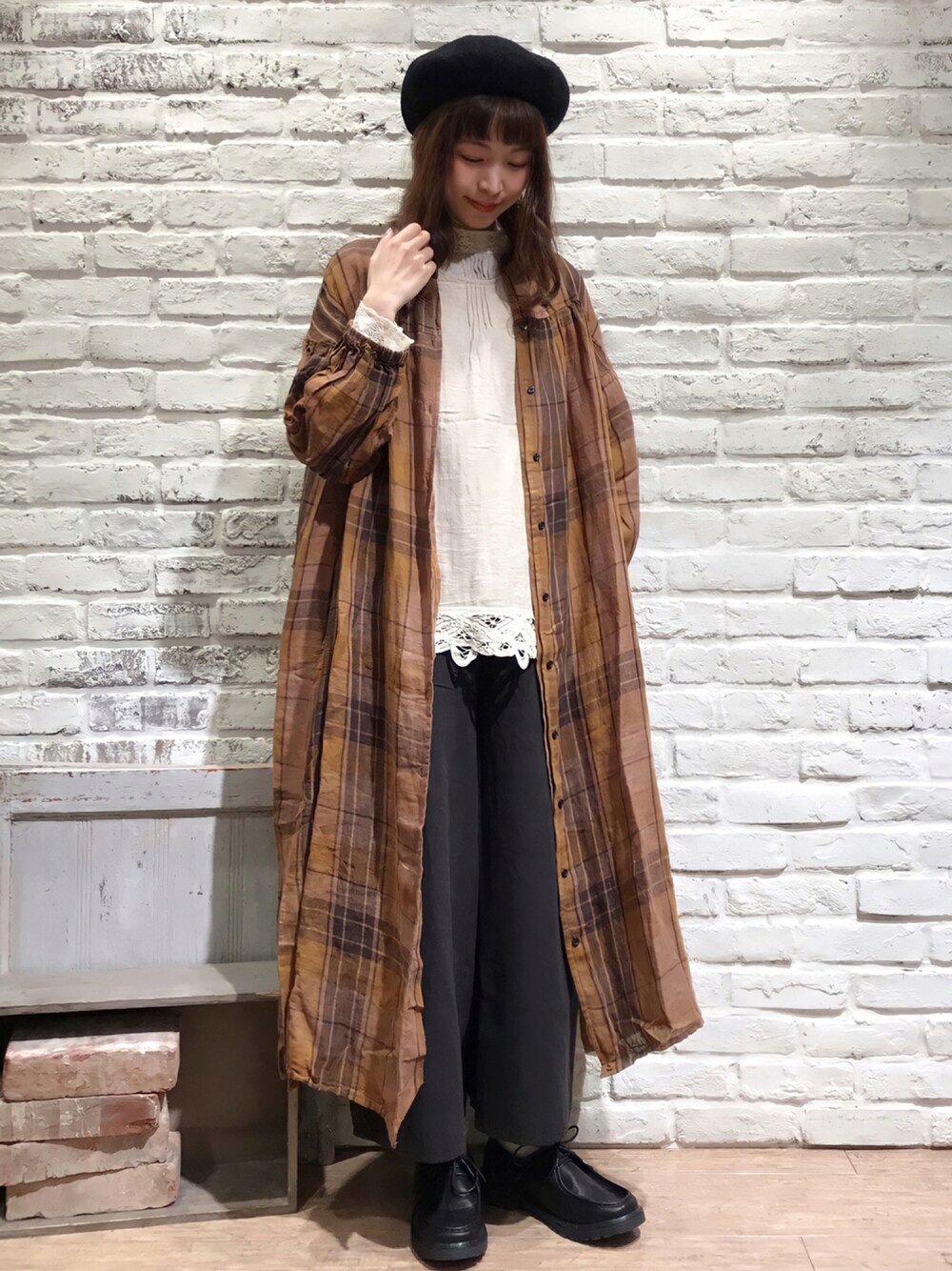 「チェック、ワンピース、ベレー帽、サロペット、秋のコーデ、ベスト、レース、レイヤードスタイル、SM2、ブラウン、マスタード、ゆるコーデ、サマンサ モスモス(Samansa Mos2)、秋コーデ、秋服準備はじめました」｜「Samansa Mos2のウールバスクベレー（ハンチング/ベレー帽、ブラック系）」を使った、いっしき🐻さん（レディース・163cm）の秋コーディネートの1枚目の写真
