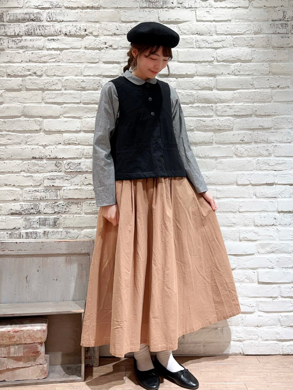 「サマンサ モスモス(Samansa Mos2)、SM2、春コーデ、ゆるコーデ、カジュアルコーデ、シンプルコーデ、モノトーン、ベスト、シャツ、ギンガムチェック、チェック、スカート、ベレー帽、バレエシューズ」｜「Samansa Mos2のウールバスクベレー（ハンチング/ベレー帽、ブラック系）」を使った、いっしき🐻さん（レディース・163cm）の冬コーディネートの1枚目の写真