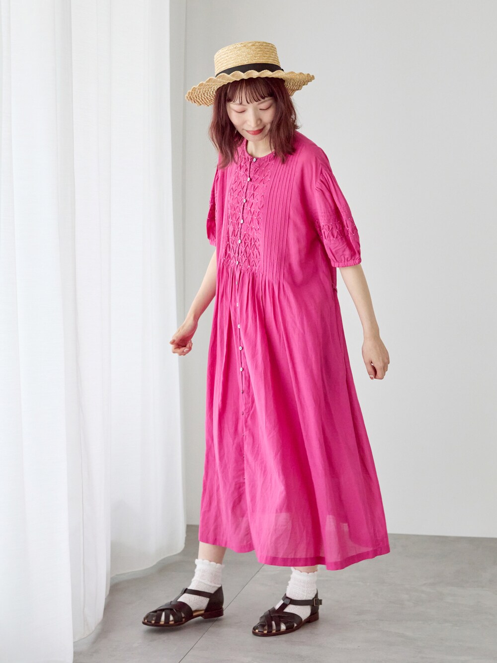 「サマンサ モスモス(Samansa Mos2)、Samansa Mos2、SM2、TSUHARU by Samansa Mos2、夏コーデ、ゆるコーデ、ピンク、ワンピース、刺繍、カンカン帽、サンダル、サンダルに靴下、メッシュサンダル」｜「Samansa Mos2の【UVカット/消臭効果】なみなみカンカン帽（ハット、ブラック系）」を使った、いっしき🐻さん（レディース・164cm）の春コーディネートの1枚目の写真