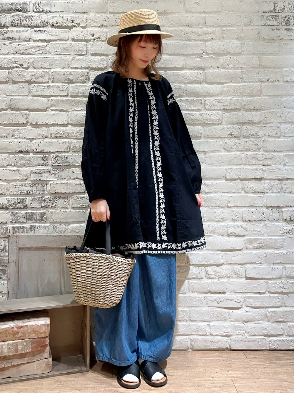 「サマンサ モスモス(Samansa Mos2)、Samansa Mos2、SM2、春夏コーデ、ゆるコーデ、刺繍、レース、チュニック、デニム、デニムパンツ、ワイドパンツ、ワイドデニム、カンカン帽、かごバッグ、サンダル」｜「Samansa Mos2のラフィアカンカン帽（ハット、ブラック系）」を使った、いっしき🐻さん（レディース・163cm）の春コーディネートの1枚目の写真