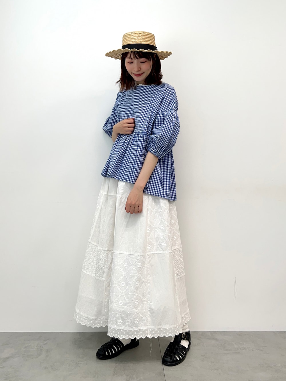「サマンサ モスモス(Samansa Mos2)、Samansa Mos2、SM2、夏コーデ、ゆるコーデ、シンプルコーデ、ナチュラル、ギンガムチェック、チェック、スカート、白スカート、レーススカート、カンカン帽、メッシュサンダル、サンダル」｜「Samansa Mos2の【UVカット/消臭効果】なみなみカンカン帽（ハット、ブラック系）」を使った、いっしき🐻さん（レディース・164cm）の春コーディネートの1枚目の写真