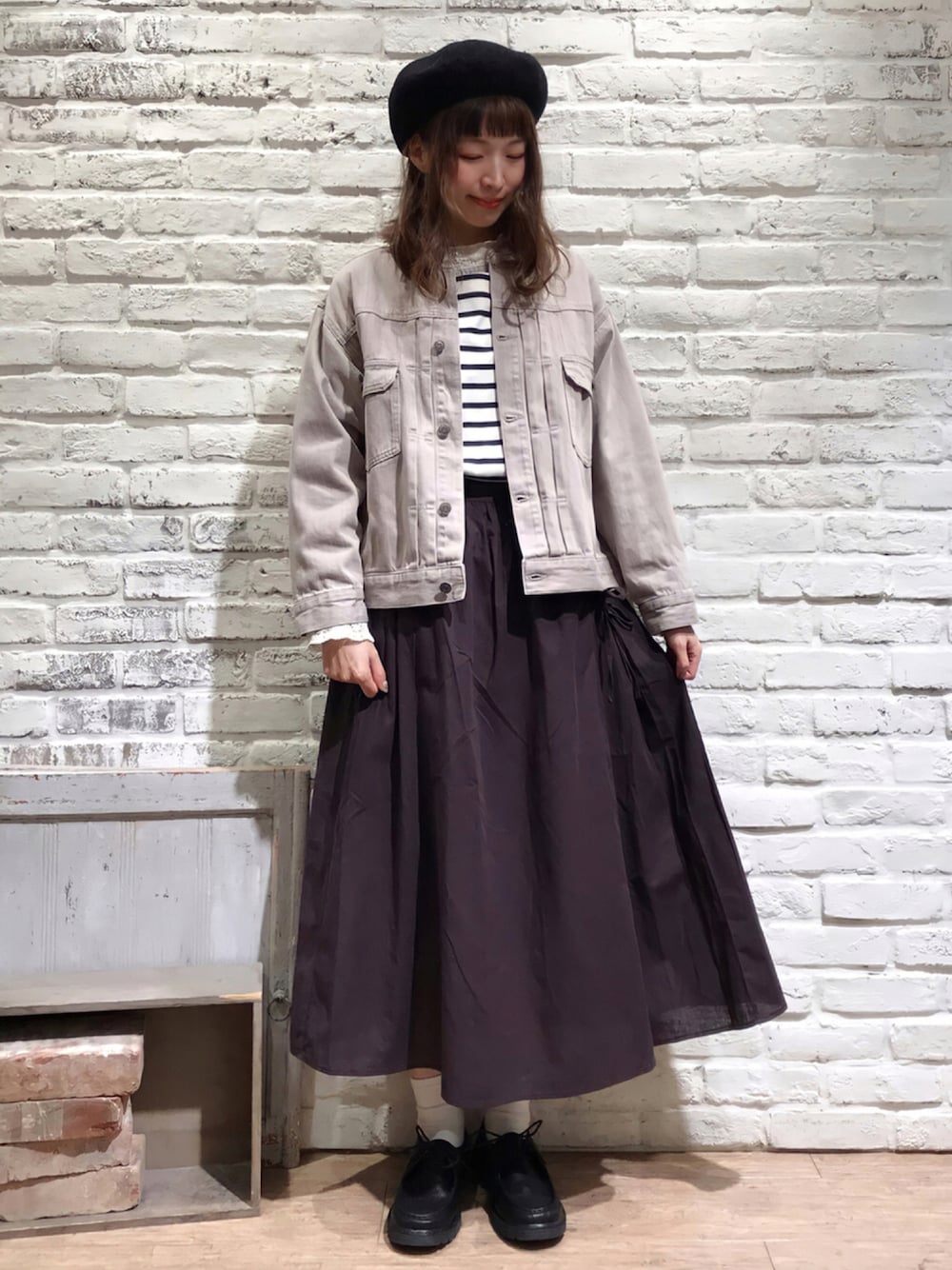 ベージュ系のTシャツ/カットソー、ベージュ系のデニムジャケット、ホワイト系のTシャツ/カットソーを着用したレディースの秋コーディネートの1枚目の写真