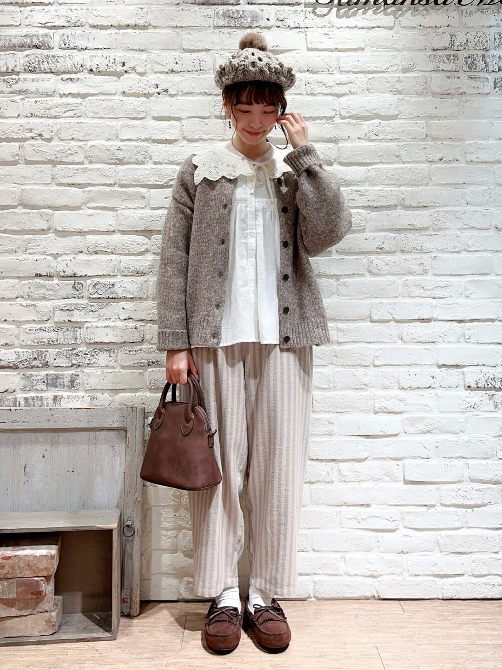 ブラウン系のカーディガン/ボレロ、ホワイト系のシャツ/ブラウス、ブラウン系のショルダーバッグを着用したレディースの冬コーディネートの1枚目の写真