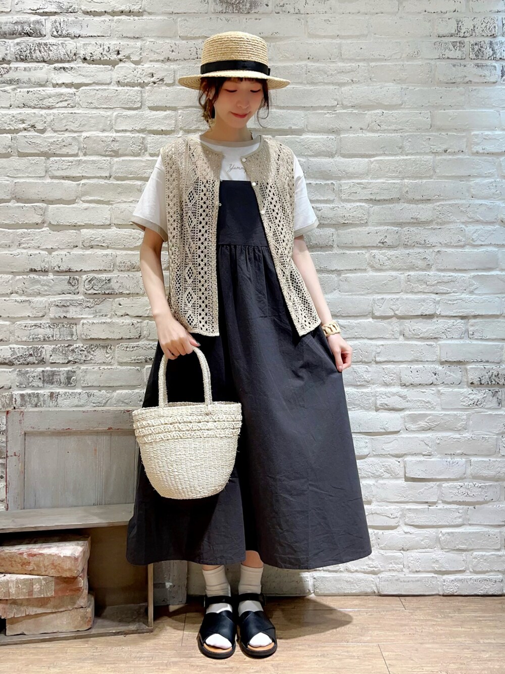 ホワイト系のTシャツ/カットソー、グレー系のTシャツ/カットソー、ホワイト系のハンドバッグを着用したレディースの秋コーディネートの1枚目の写真