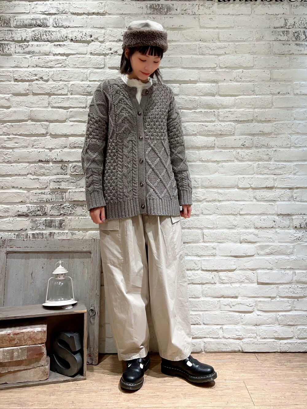 ホワイト系のTシャツ/カットソー、ブラウン系のカーディガン/ボレロ、ベージュ系のカーゴパンツを着用したレディースの冬コーディネートの1枚目の写真