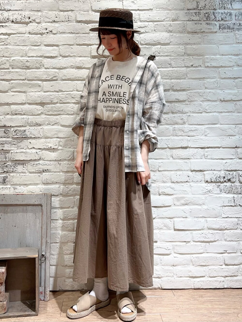 ホワイト系のTシャツ/カットソー、ホワイト系のTシャツ/カットソー、グリーン系のシャツ/ブラウスを着用したレディースの春コーディネートの1枚目の写真