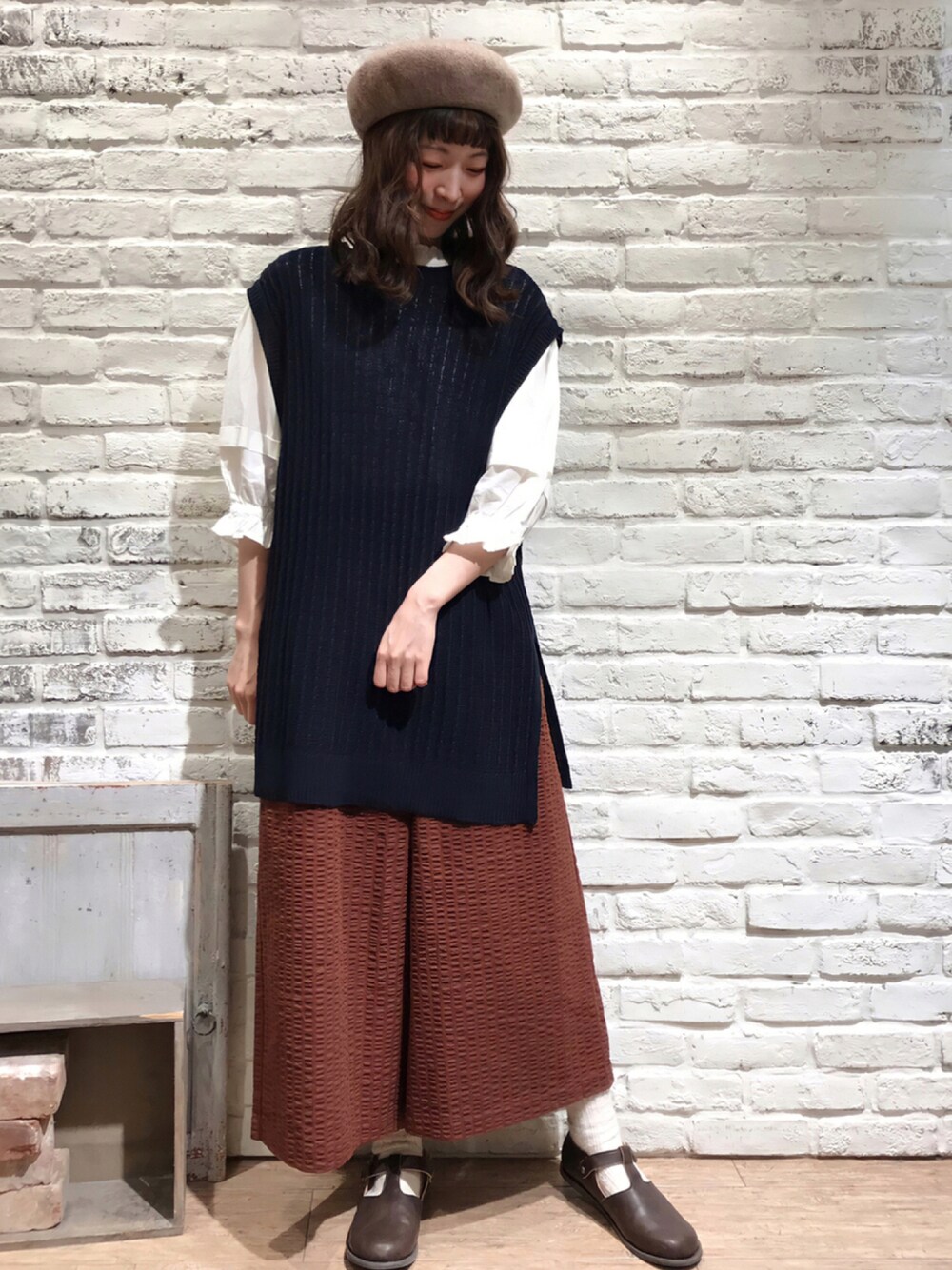 ベージュ系のTシャツ/カットソー、ホワイト系のシャツ/ブラウス、ブルー系のベストを着用したレディースの秋コーディネートの1枚目の写真