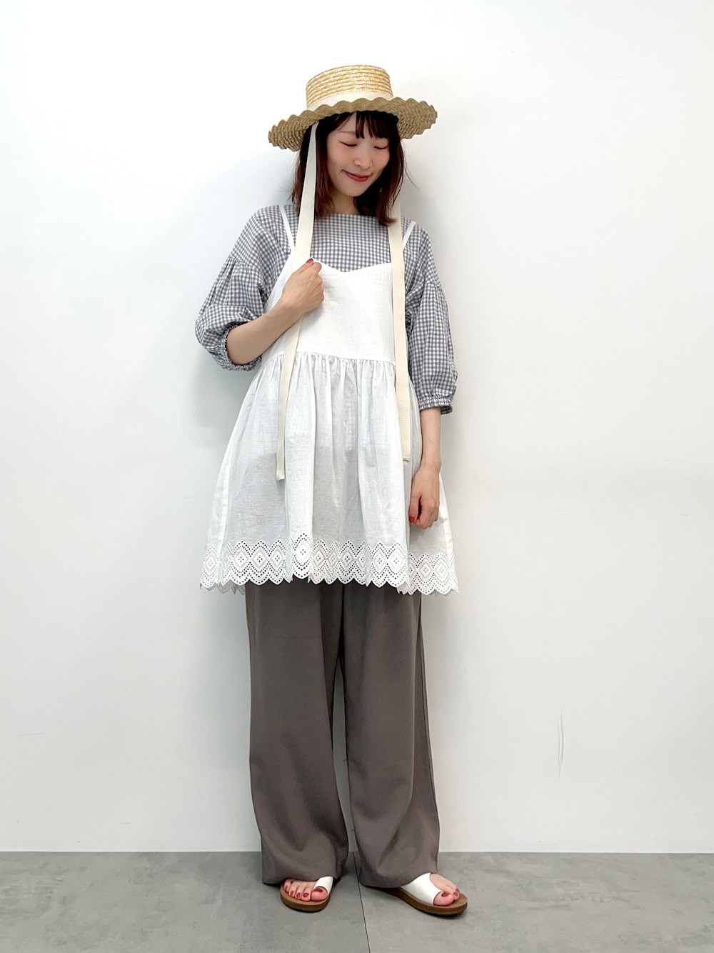 ホワイト系のTシャツ/カットソー、ホワイト系のシャツ/ブラウス、ホワイト系のサンダルを着用したレディースの春コーディネートの1枚目の写真