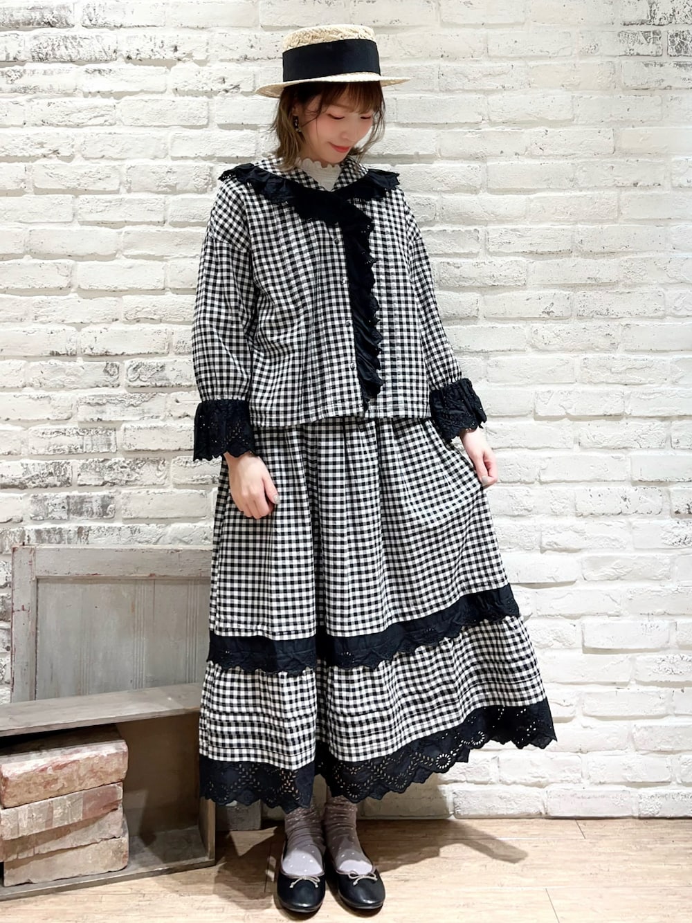 ホワイト系のシャツ/ブラウス、グレー系のシャツ/ブラウス、グレー系のスカートを着用したレディースの春コーディネートの1枚目の写真